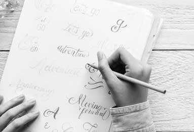 你用过人形马桶吗？帅男全身被胶带绑成木乃伊，躺地上被女孩轮流拉屎拉尿用头接，手搞小动作被拖鞋抽！